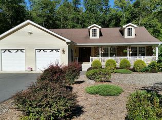 41 Holiday Dr, Hawley, PA 18428