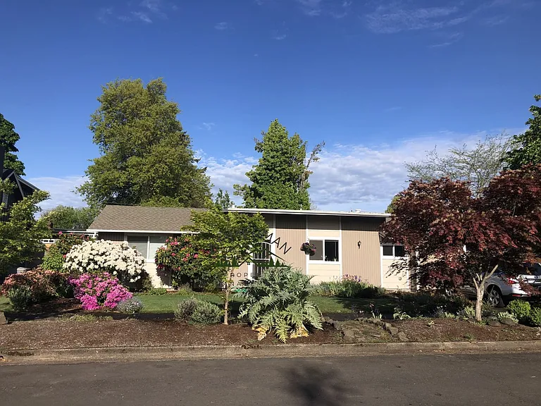 1060 Randall St — Photo 1