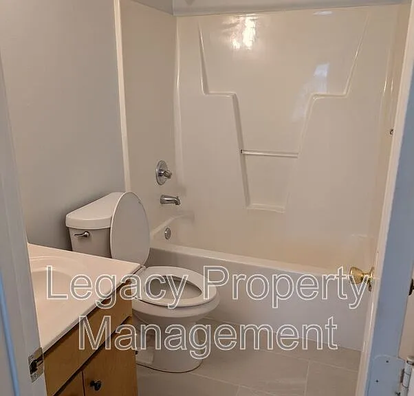 527 S Anthony St — Photo 6