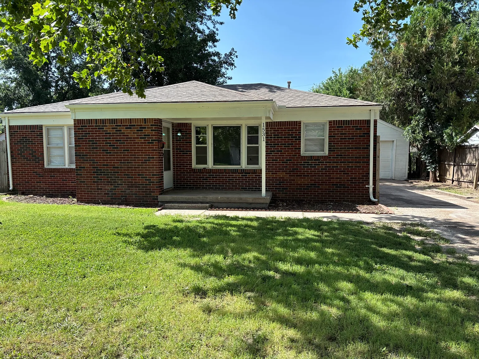 1531 Crowley Street East - 1531 — Photo 1