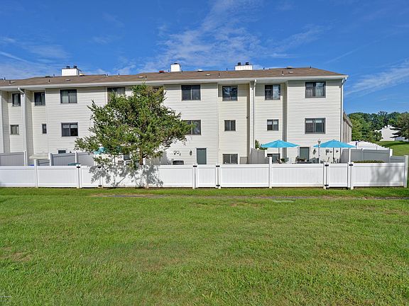 2nd image of 472 Clubhouse Dr