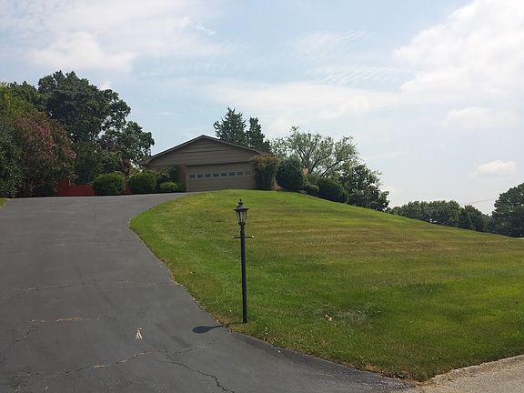 2nd image of 412 W Meadecrest Dr