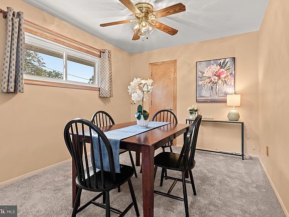 5th image of 121 Tulip Dr