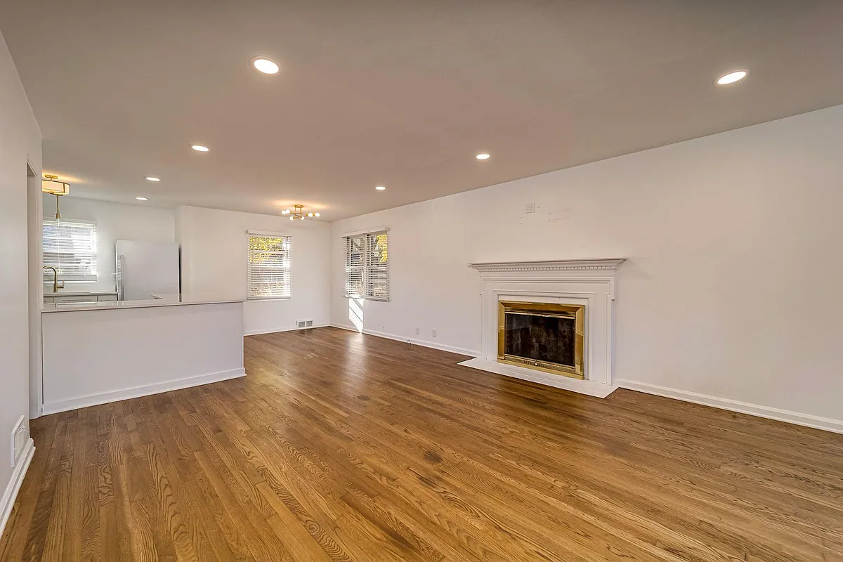 Building Photo - 505 S Valley Ln