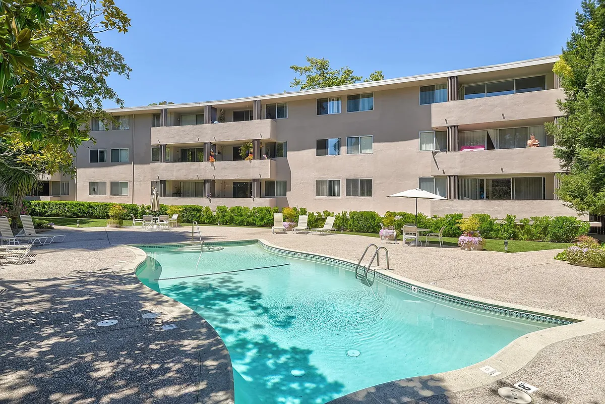 Building Photo - The Crestmoor Apartments