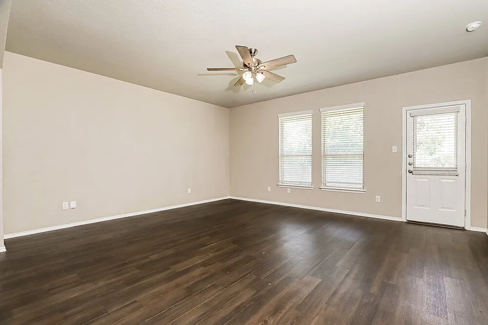 3 bed, 2.0 bath, 1600 sqft, $1,670 — Photo 4