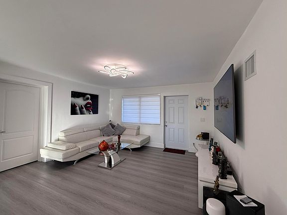 5th image of 303 NW 28 Way
