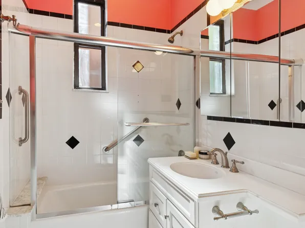 158-18 Riverside Drive West image 7 of 20