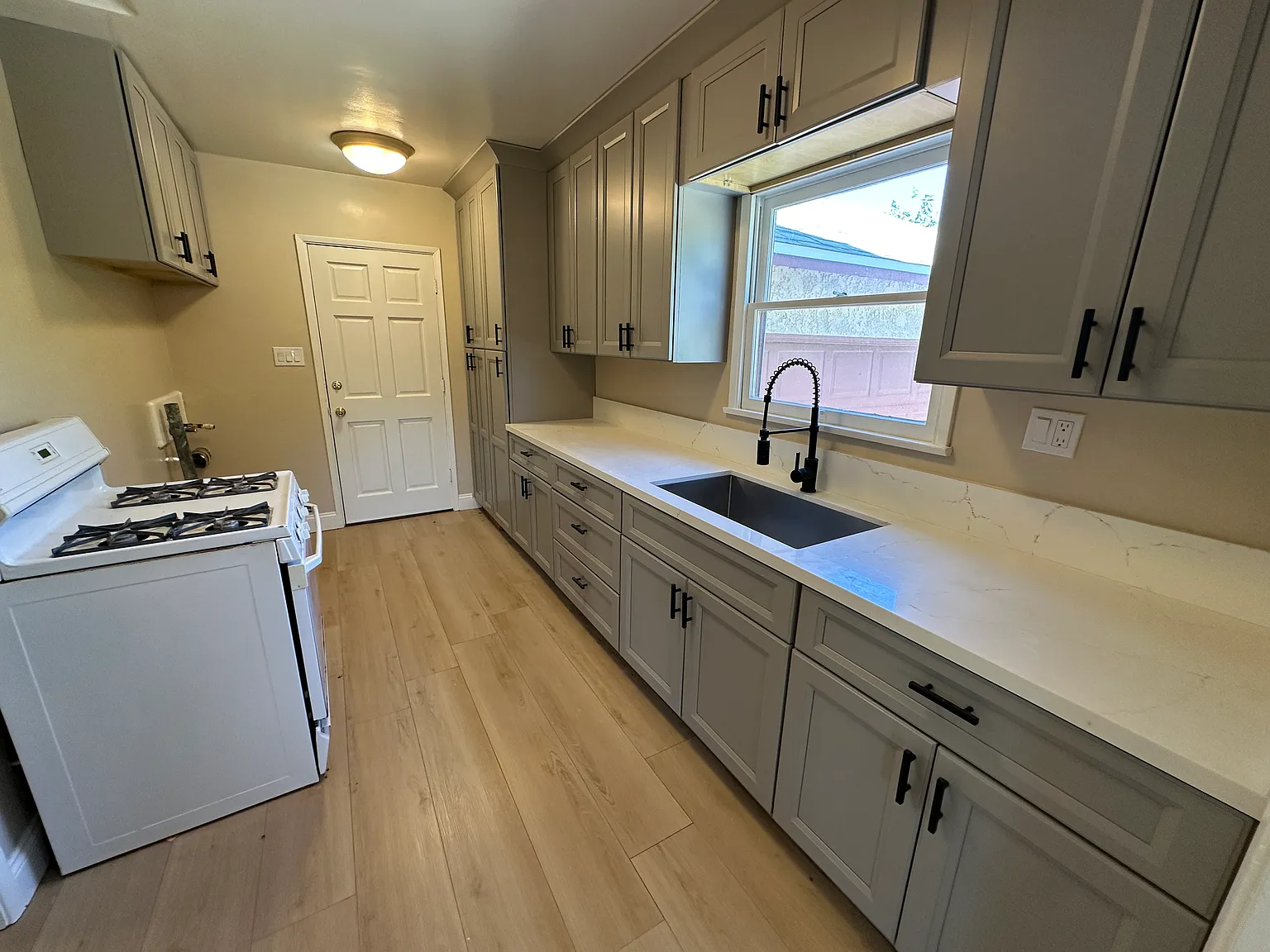 3 bed, 984 sqft, $2,800 — Photo 3
