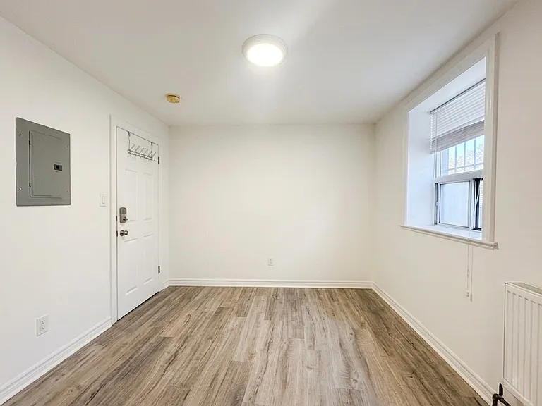 492 Montrose Ave #26 — Photo 5