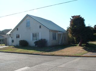 615 4th St SW, Bandon, OR 97411