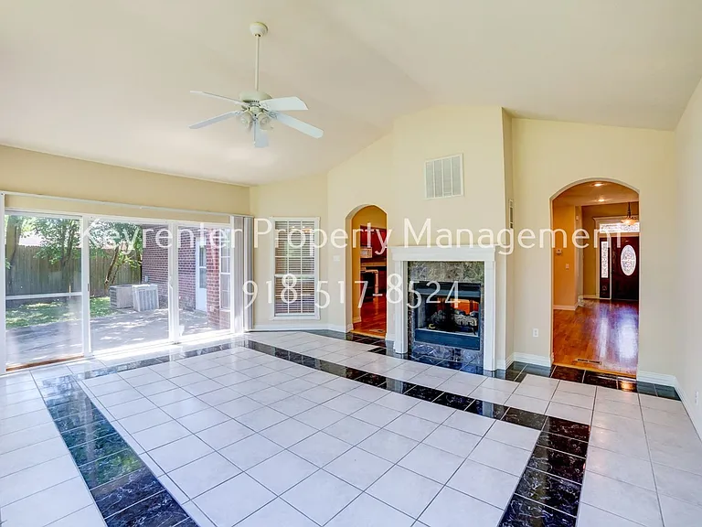 10119 S College Pl — Photo 9