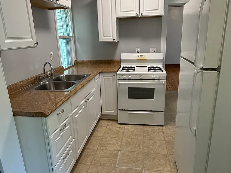 321 S Clemens Ave — Photo 3