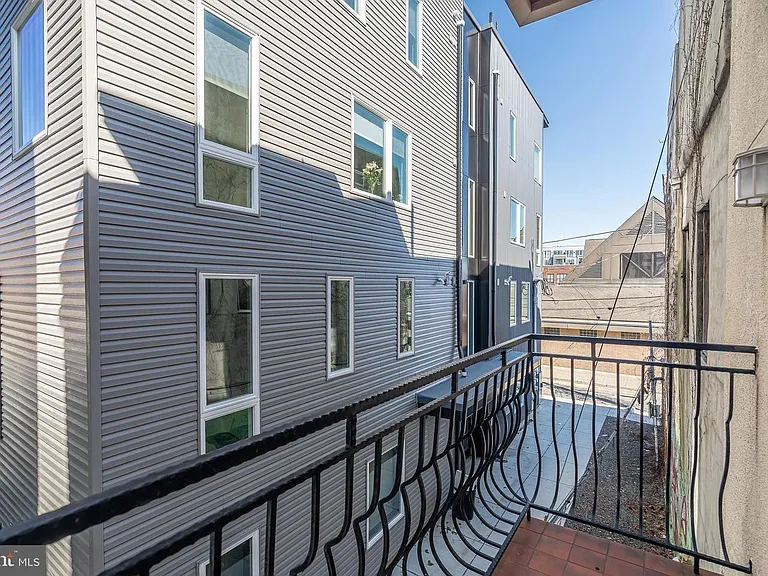 329 W Girard Ave — Photo 10