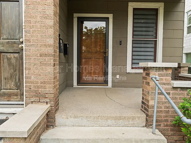 920 Broadway St #B — Photo 2