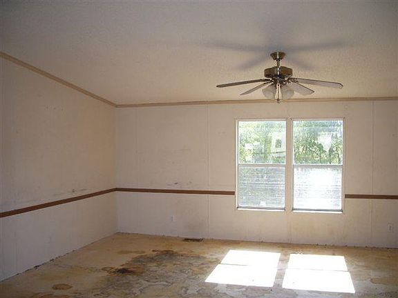 3rd image of 400 Daisy Dr