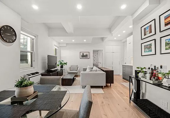 5th image of 2166 Broadway APT 20E