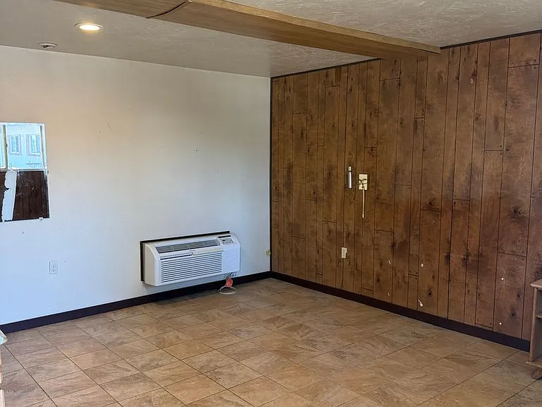 2110 S Broadway — Photo 7