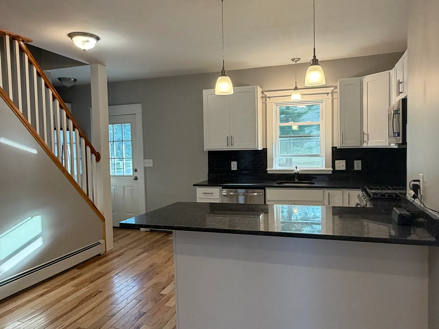 3 bed, 2200 sqft, $2,700 — Photo 2