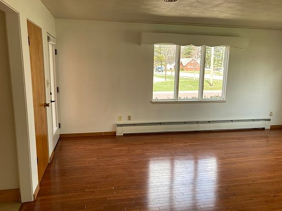 5th image of 108 S Maple Ave