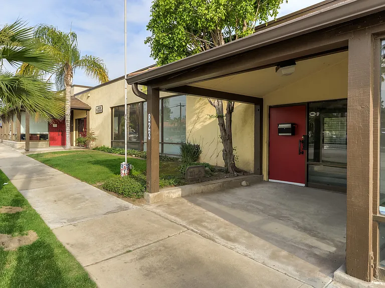823 W Colton Ave — Photo 2