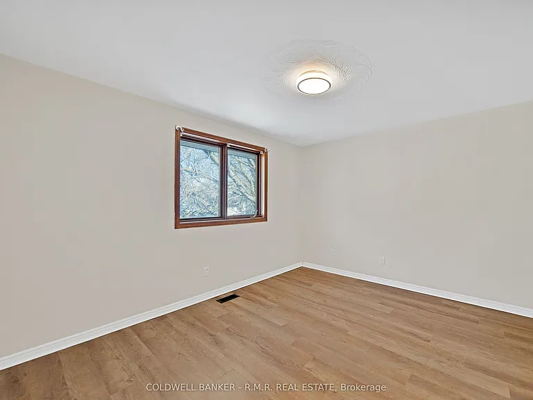 60 Albert St S — Photo 10