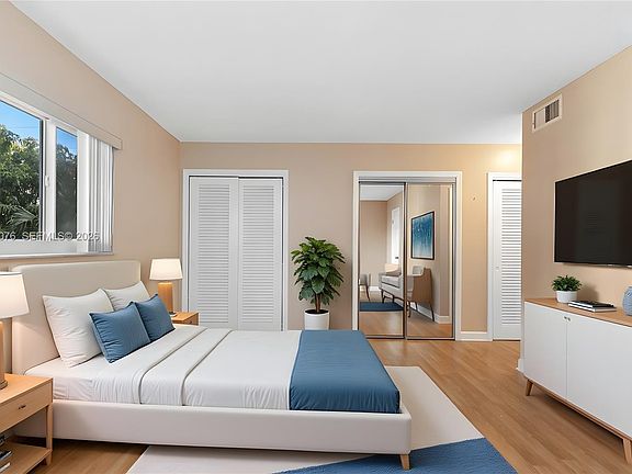 5th image of 301 NE 14th Ave APT 307