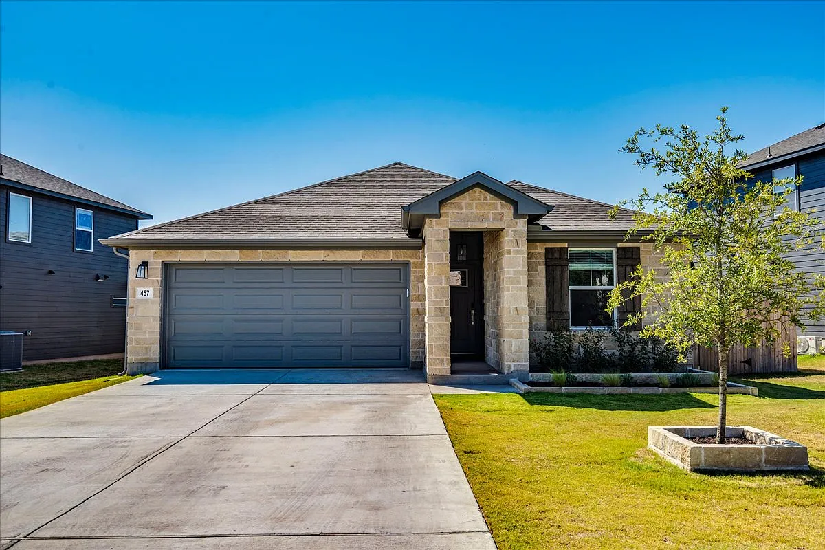 4 bed, 2045 sqft, $3,200 — Photo 1