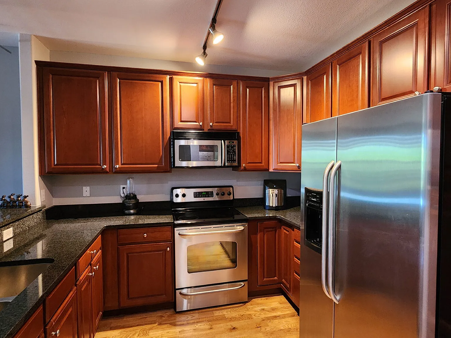 2 bed, 2.0 bath, 1100 sqft, $2,400 — Photo 3