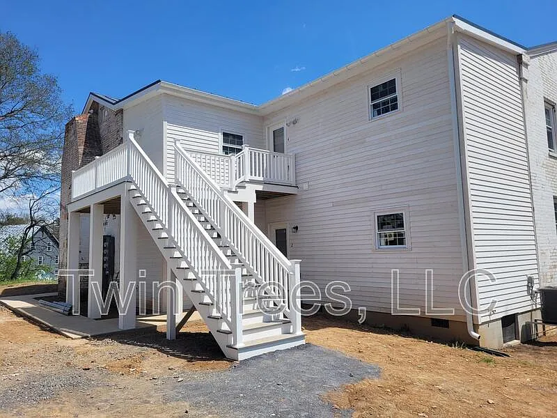 2 bed, 1.0 bath, 1150 sqft, $1,300 — Photo 2