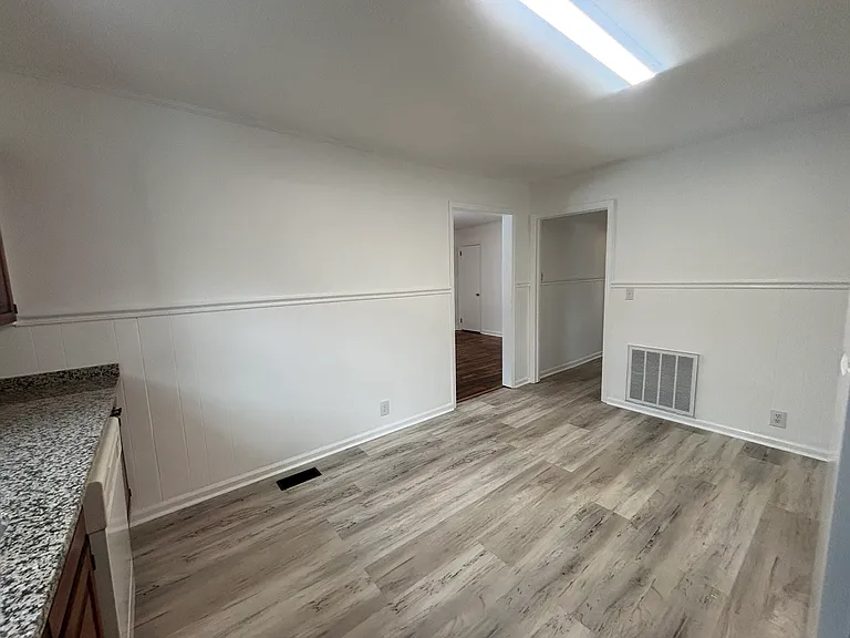 512 E Parker St — Photo 5