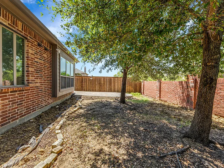 1721 Medina Ln — Photo 4