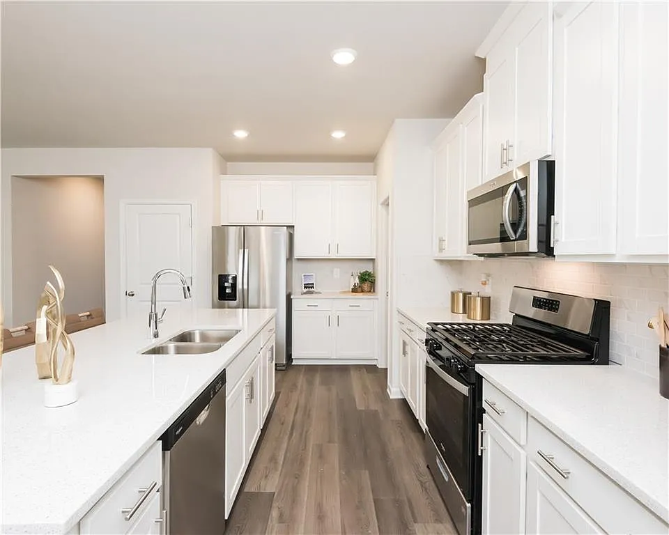 5 bed, 3.0 bath, 2352 sqft, $4,300 — Photo 4