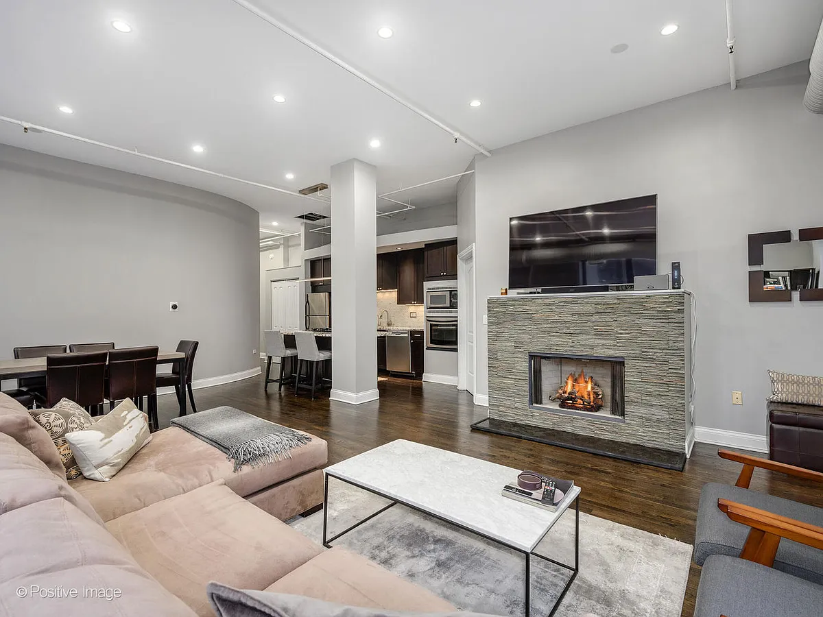 Building Photo - 360 W Illinois St #10F