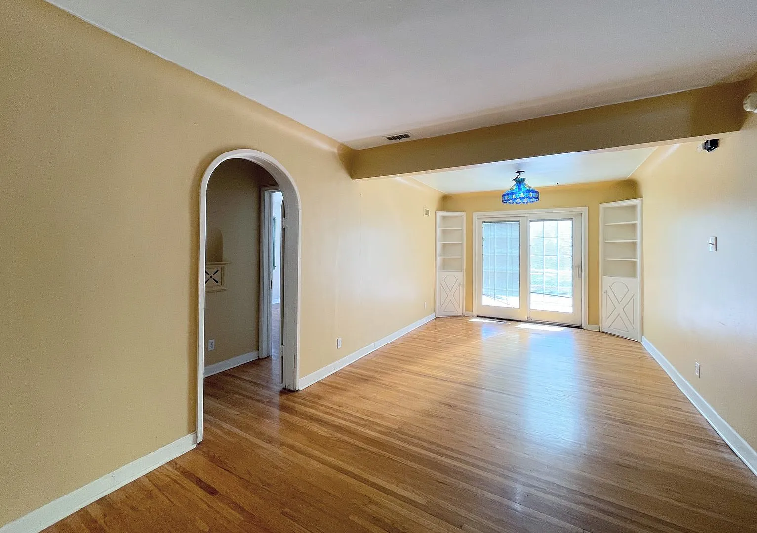 4 bedroom home with oversized garage — Photo 2