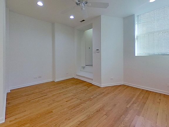 2nd image of 900 W Gunnison St #0