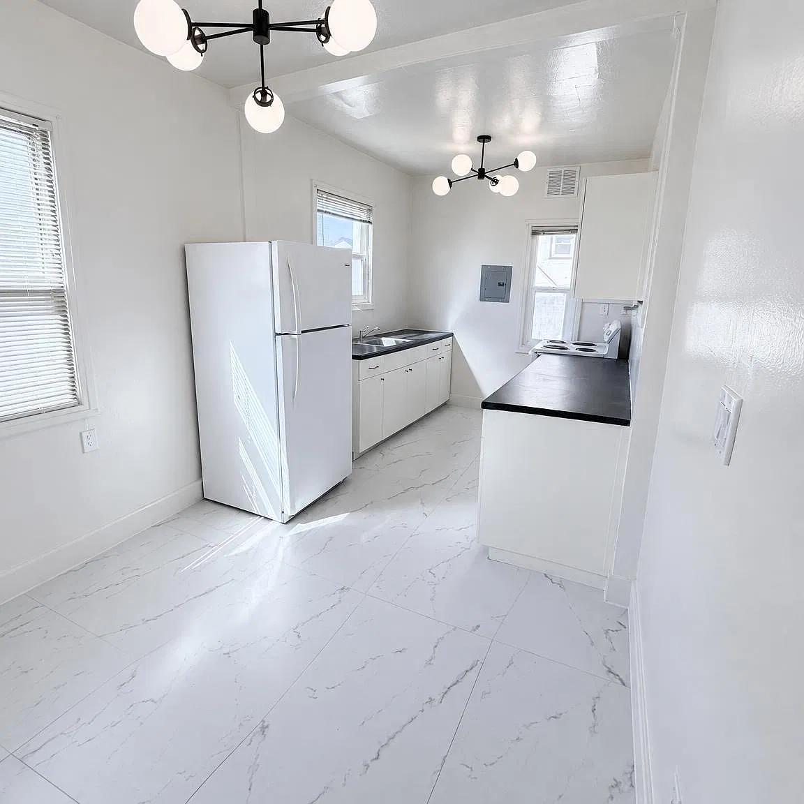 3 bed, 1050 sqft, $3,395 — Photo 2