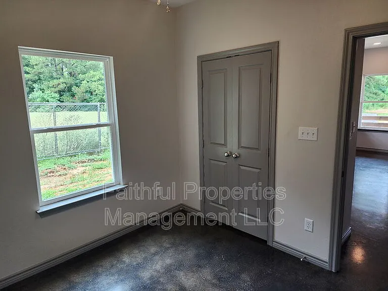 405 N Logan Ln #B — Photo 5