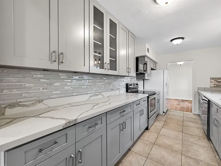500 N Post Oak Ln — Photo 19