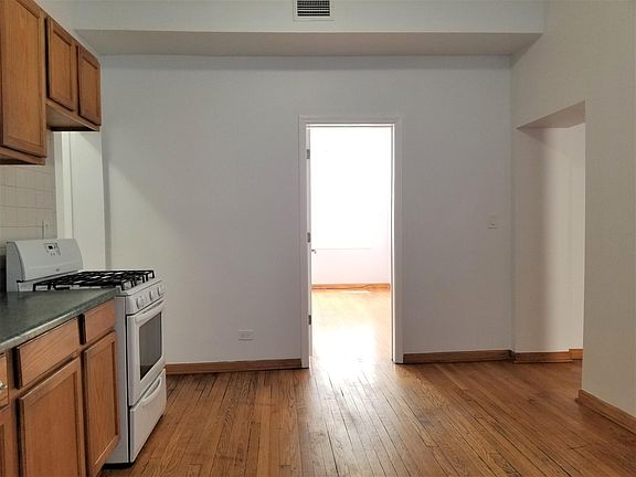 4th image of 4759 N Lincoln Ave #3