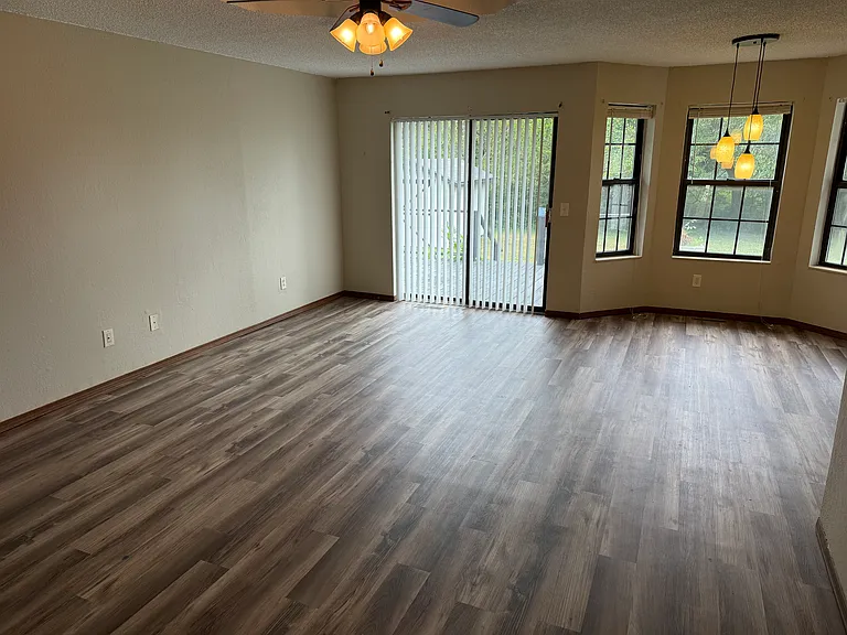436 S Suburban Ave — Photo 4