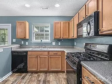 10529 Haddington Dr NW — Photo 2