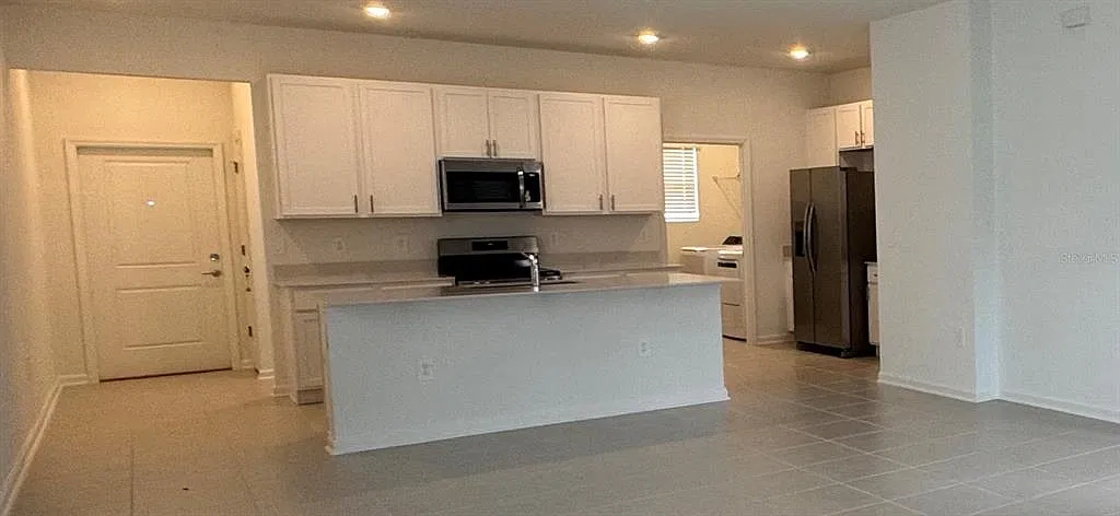 3 bed, 2.5 bath, 1795 sqft, $2,400 — Photo 4