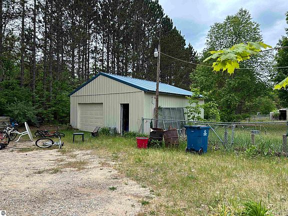 3rd image of 1330 Betsie River Rd
