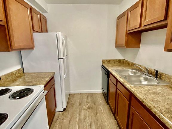3rd image of 913 Washtenaw Rd #11