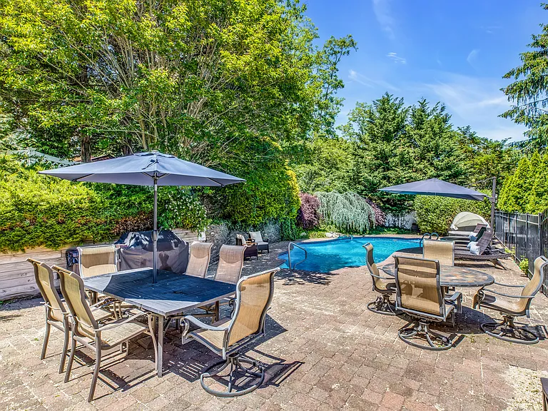 345 Colonial Rd — Photo 38