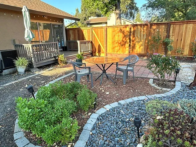 2 bed, 1000 sqft, $3,230 — Photo 2