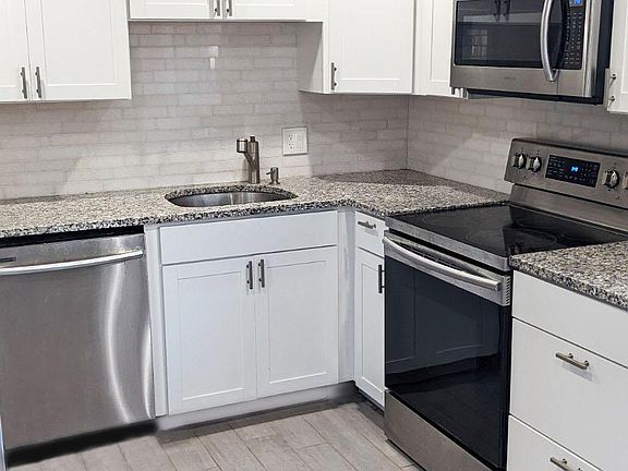 Newer stainless appliances and granite countertops