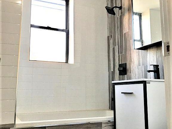 4th image of 615 Bramhall Ave APT 1M
