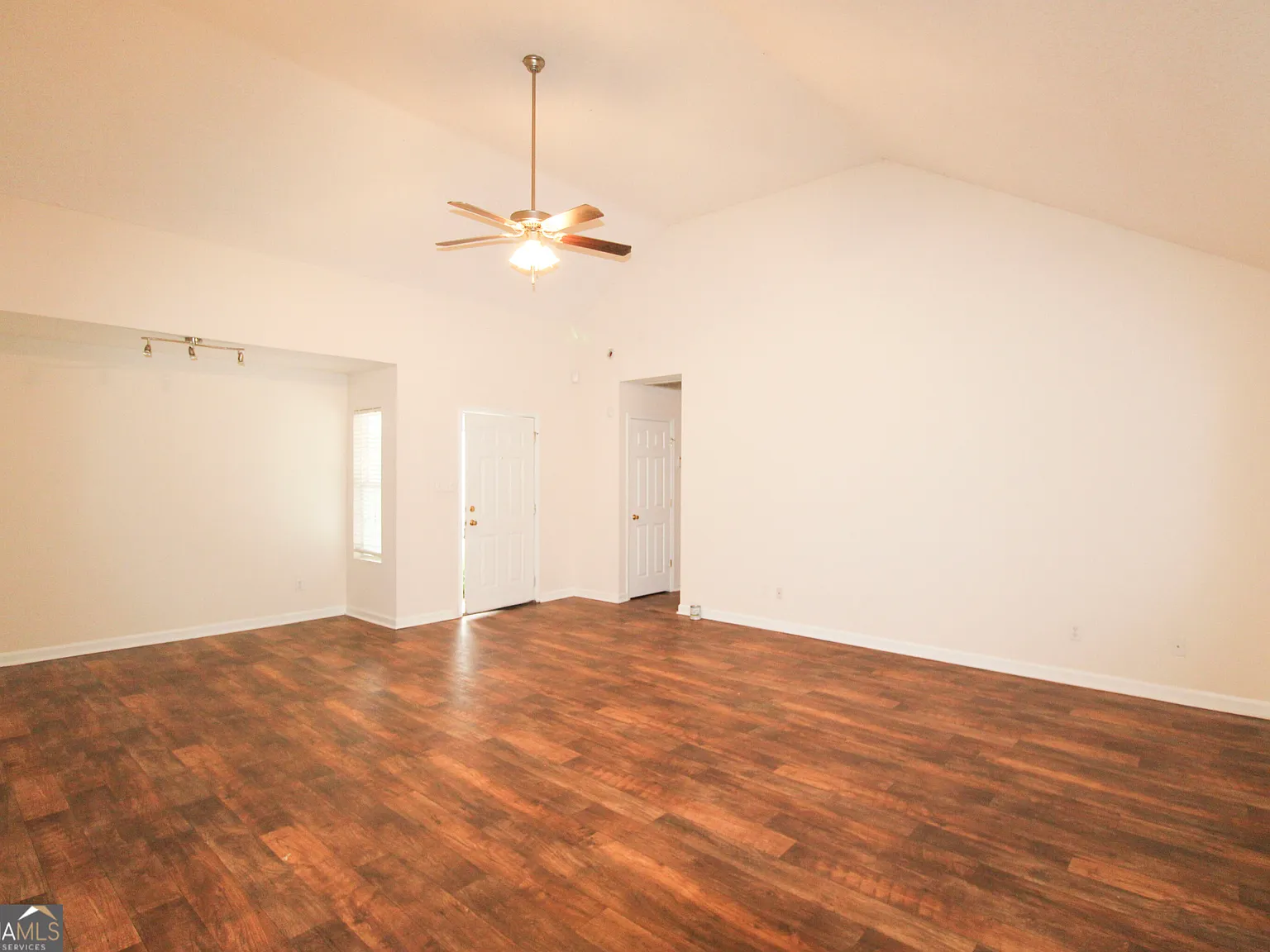 5 bed, 3.0 bath, 2045 sqft, $2,300 — Photo 2